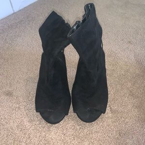 Womens black and gold peep toe chunky heel. Size 7.